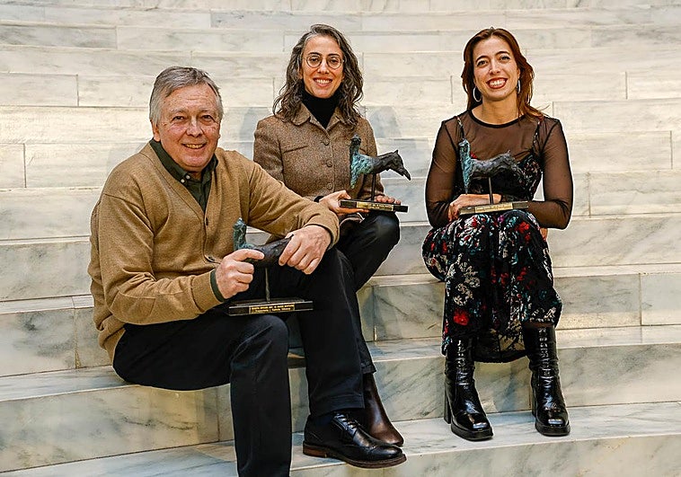 Juan Riancho, Vicky Uslé y Marina Iñesta con los galardones en la mano.