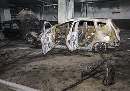 Así han quedado los coches calcinados en el garaje.
