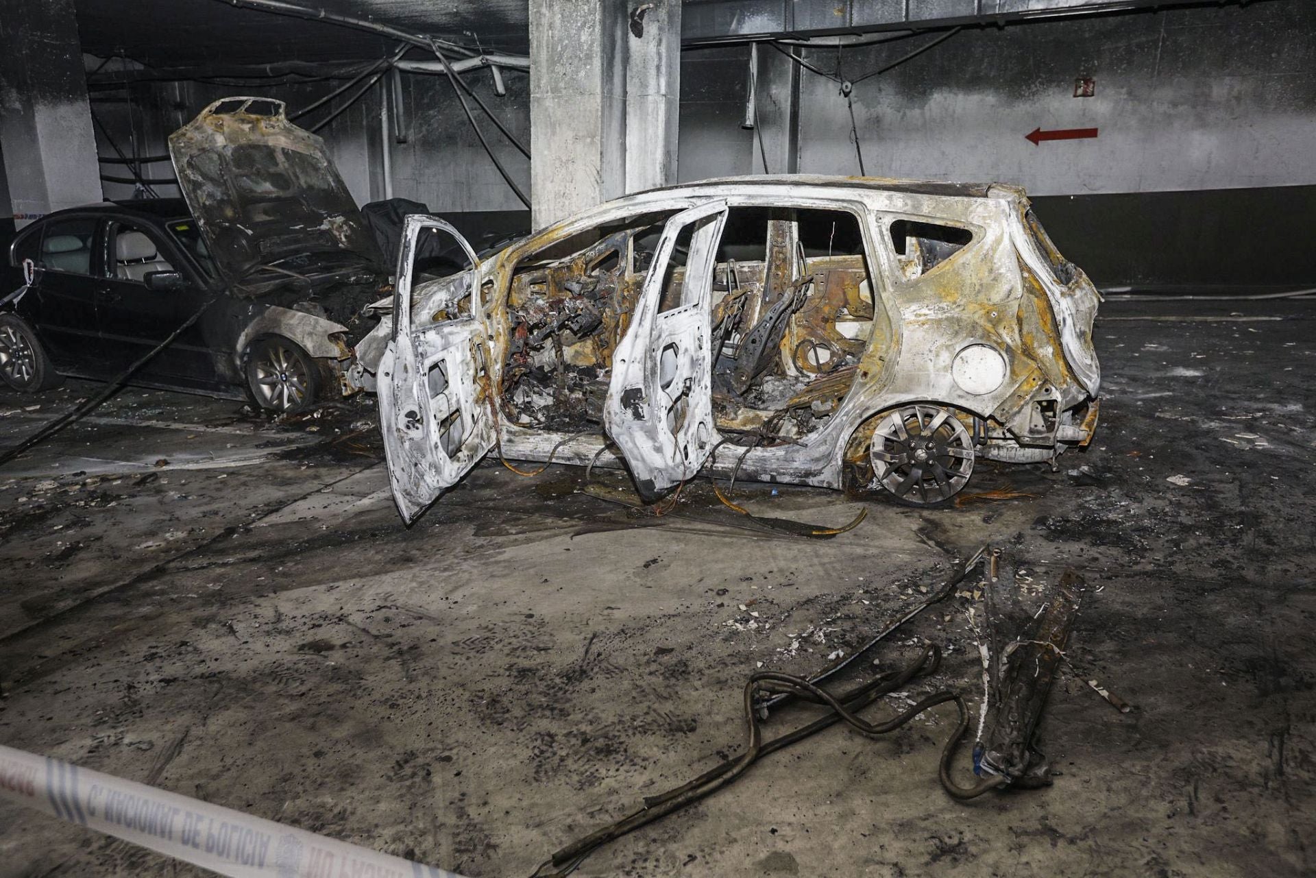 El vehículo donde se inició el foco, que se desplazó por la pendiente del garaje y afectó a otro que se encontraba al lado. 