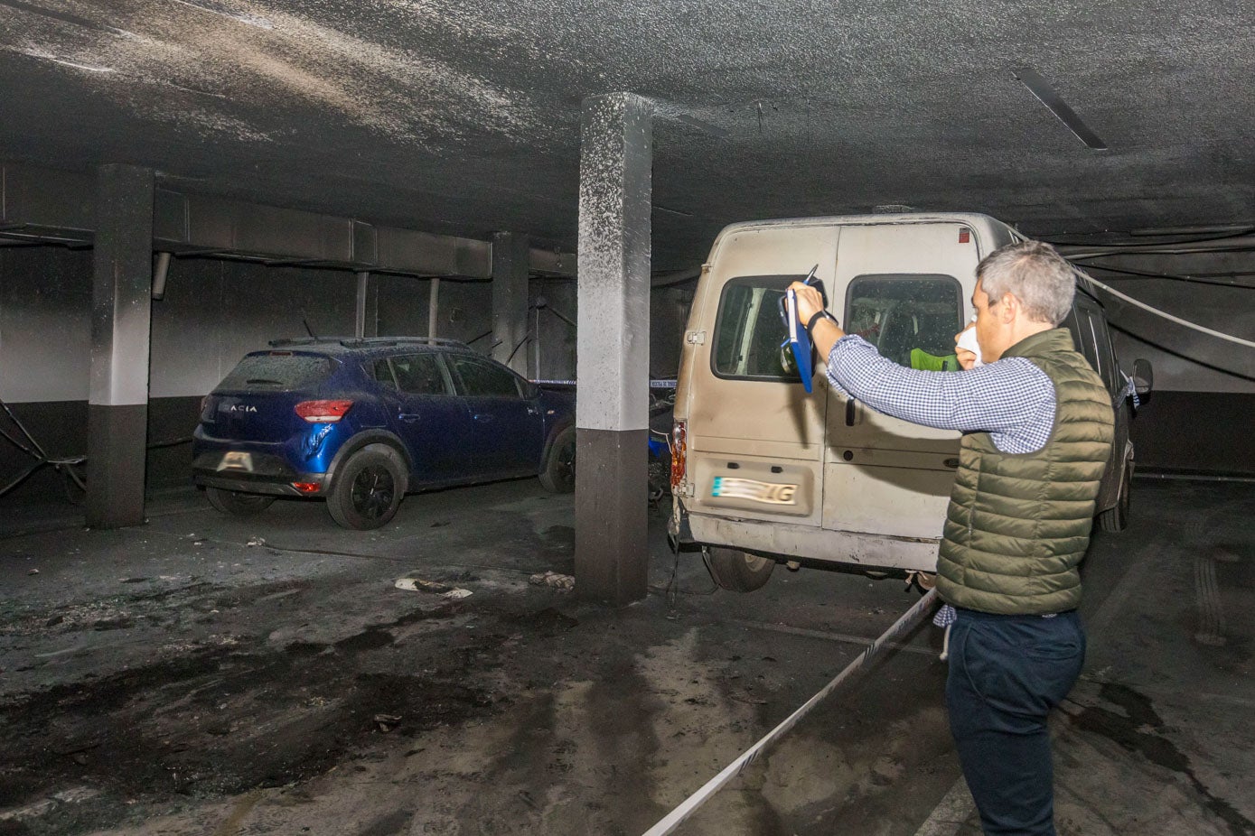 El fuego afectó a varios vehículos y llenó de humo el garaje.