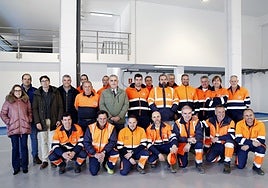 El consejero de Fomento, Roberto Media, en su visita al Parque de Maquinaria del Servicio de Vías y Obras de Herrera de Camargo.