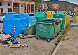 Vertidos de enseres y basuras fuera de contenedores vacíos en el casco urbano.