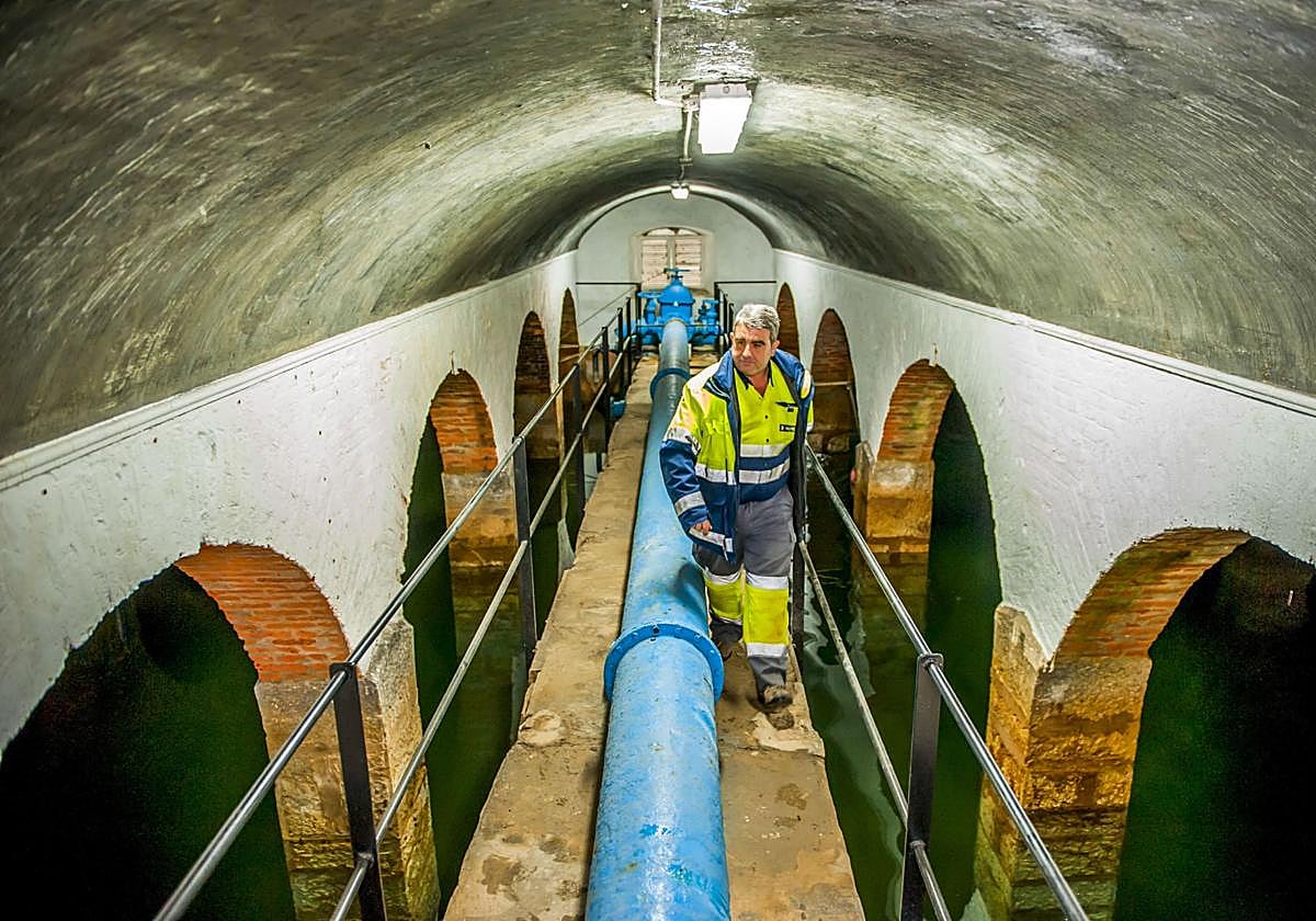 Un trabajador de Acuarbe en el depósito de agua de Guarnizo.