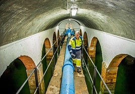 Un trabajador de Acuarbe en el depósito de agua de Guarnizo.