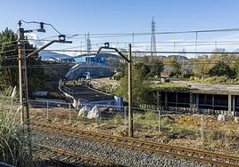 Operarios de la adjudicataria (SIEC) construyen el viaducto sobre el río, el enlace de la vía auxiliar con el trazado original a su paso por Barreda (Torrelavega).