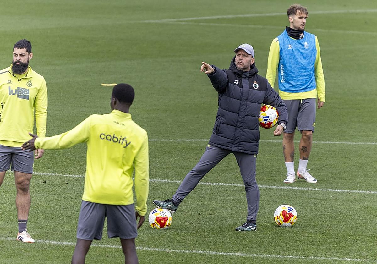 José Alberto, durante la sesión de ayer, da instrucciones a sus futbolistas.