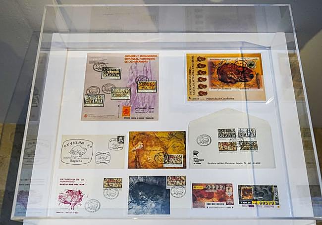 Detalle de los sellos, billetes y documentos que evocan la declaración.