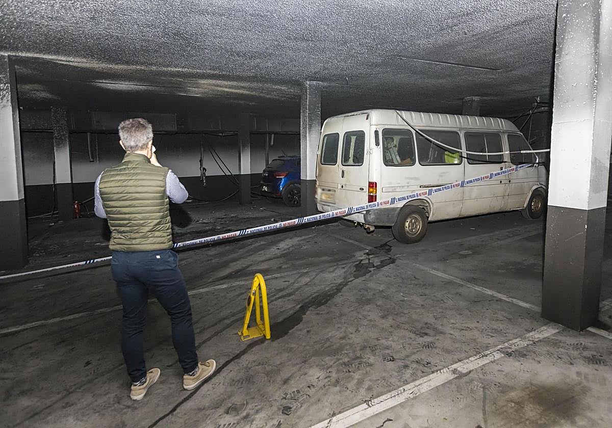 Un hombre, el martes, en el garaje de la calle José María Cossío, en El Alisal, donde se produjo el incendio.