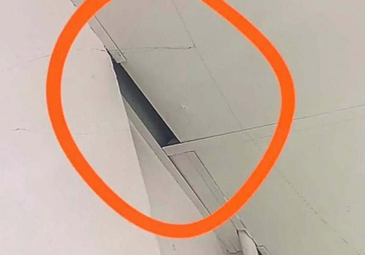 Hueco del vestuario en el que el acusado colocaba el móvil para grabar.