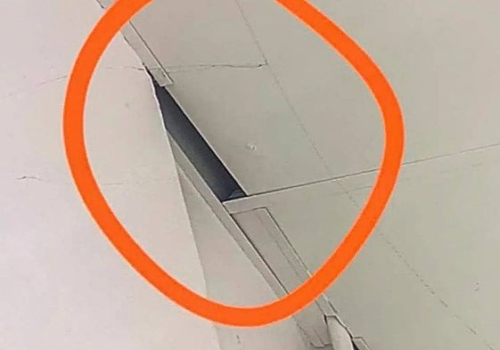 Hueco del vestuario en el que el acusado colocaba el móvil para grabar.