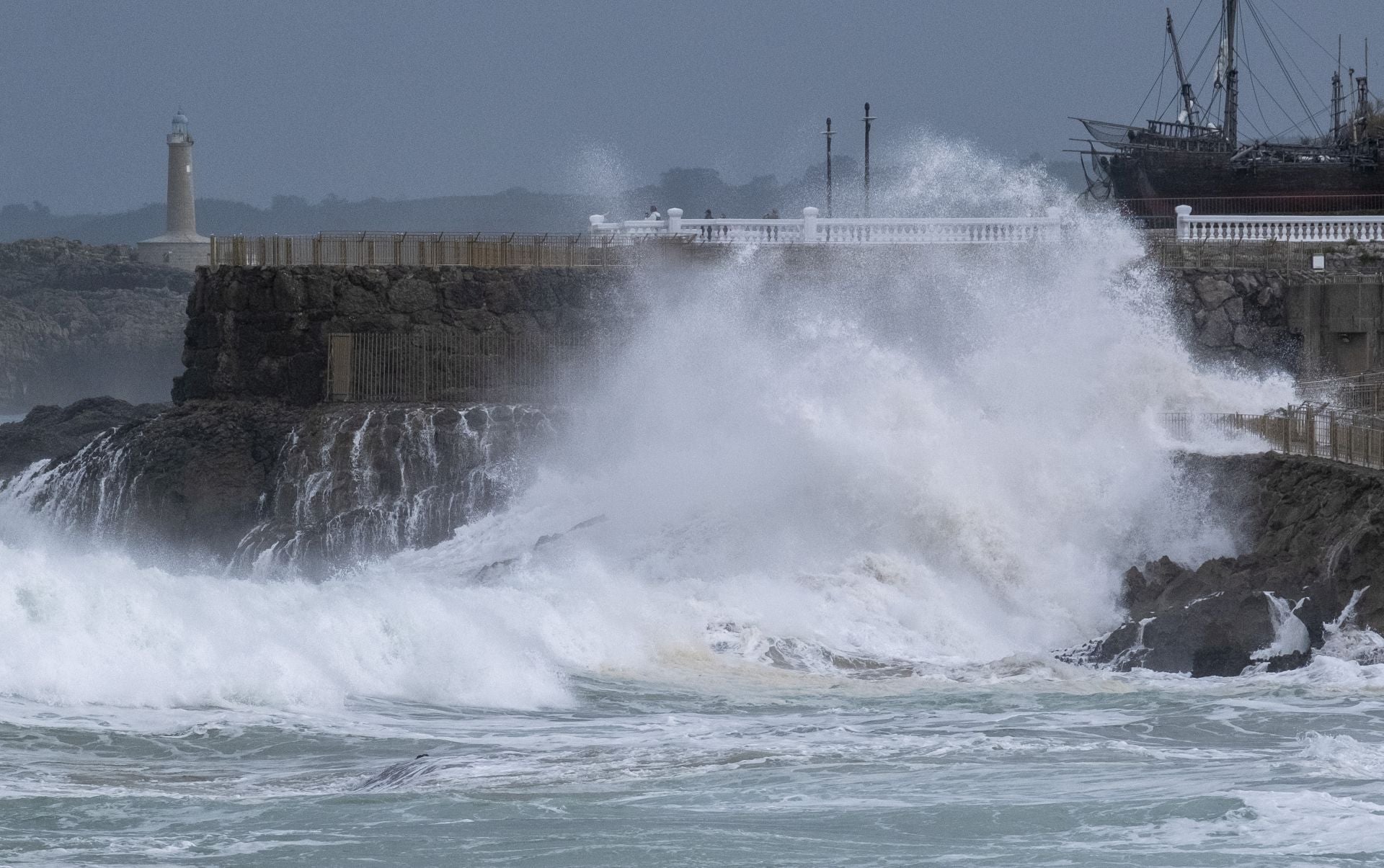 Las olas impactan junto al recinto de los animales en La Magdalena