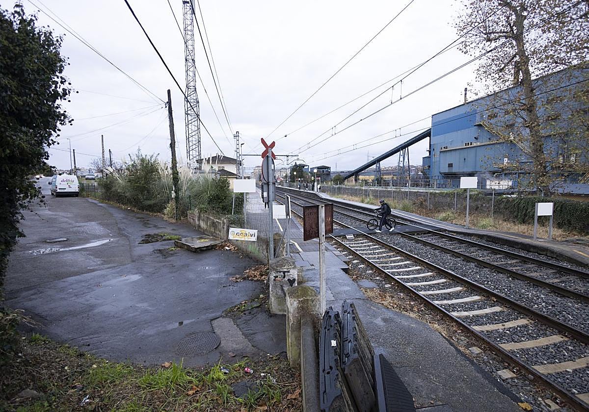 Un ciclista atraviesa por el paso en el que ha fallecido Javier Jimeno.