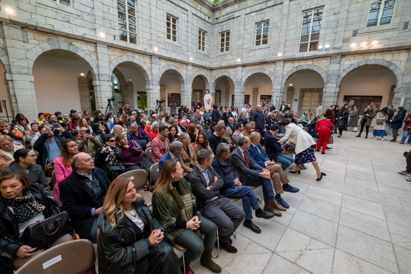 El acto 'Ponte en mi lugar' se ha celebrado en el patio del Parlamento de Cantabria. 