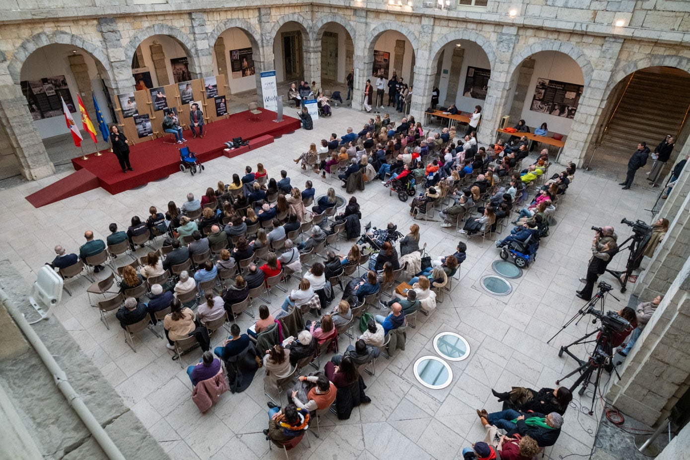 Vista del patio central del Parlamento autonómico. 