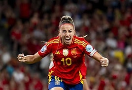 Athenea del Castillo celebra un gol con la selección española.