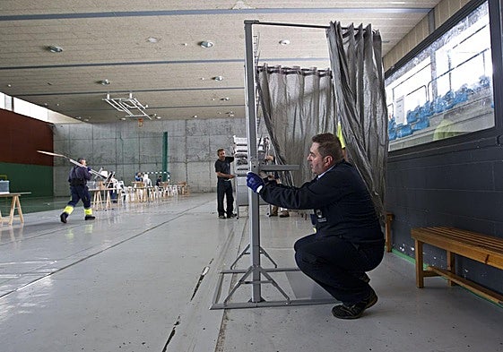 Preparación del colegio electoral en el pabellón de Numancia, en Santander, en las pasadas elecciones de 2023.
