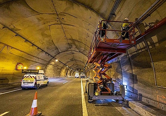 Operarios durante las obras de modernización en el túnel de Gedo.