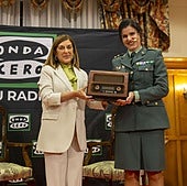 La presidenta, María José Sáenz de Buruaga, junto a la tenmiente coronel María Pilar Villasante