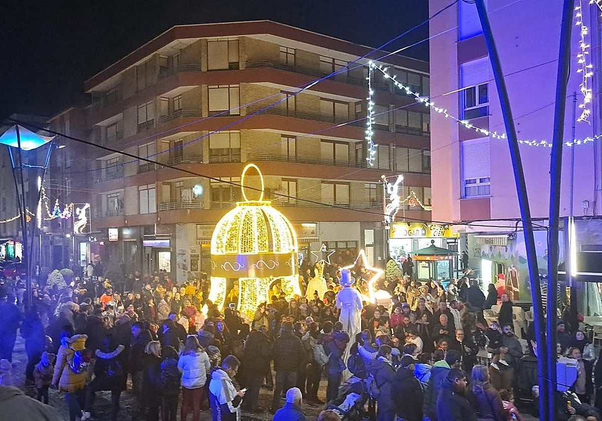 Vecinos en el encendido navideño de Camargo en 2023.