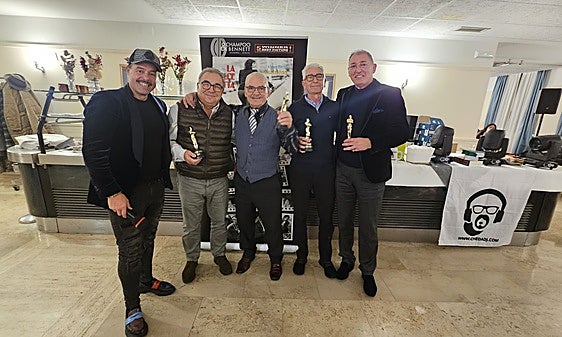 César Benet, organizador del evento, junto a Chuchi Bedoya, Manolo Pastor, Alfredo Losada y Jorge Oliveira, los galardonados.