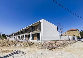 Urbanización en construcción junto a la Torre de Alvarado de Heras.