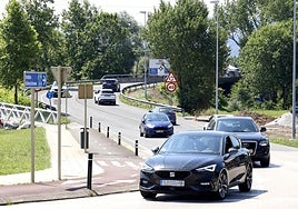 Vehículos circulan por el enlace entre Ganzo y la glorieta de acceso a la autovía y el centro, el pasado verano, en Torrelavega.