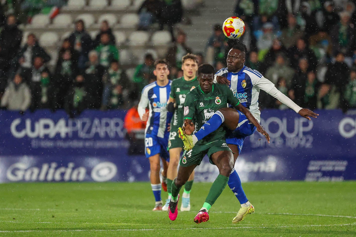 Maguette trata de llegar al balón