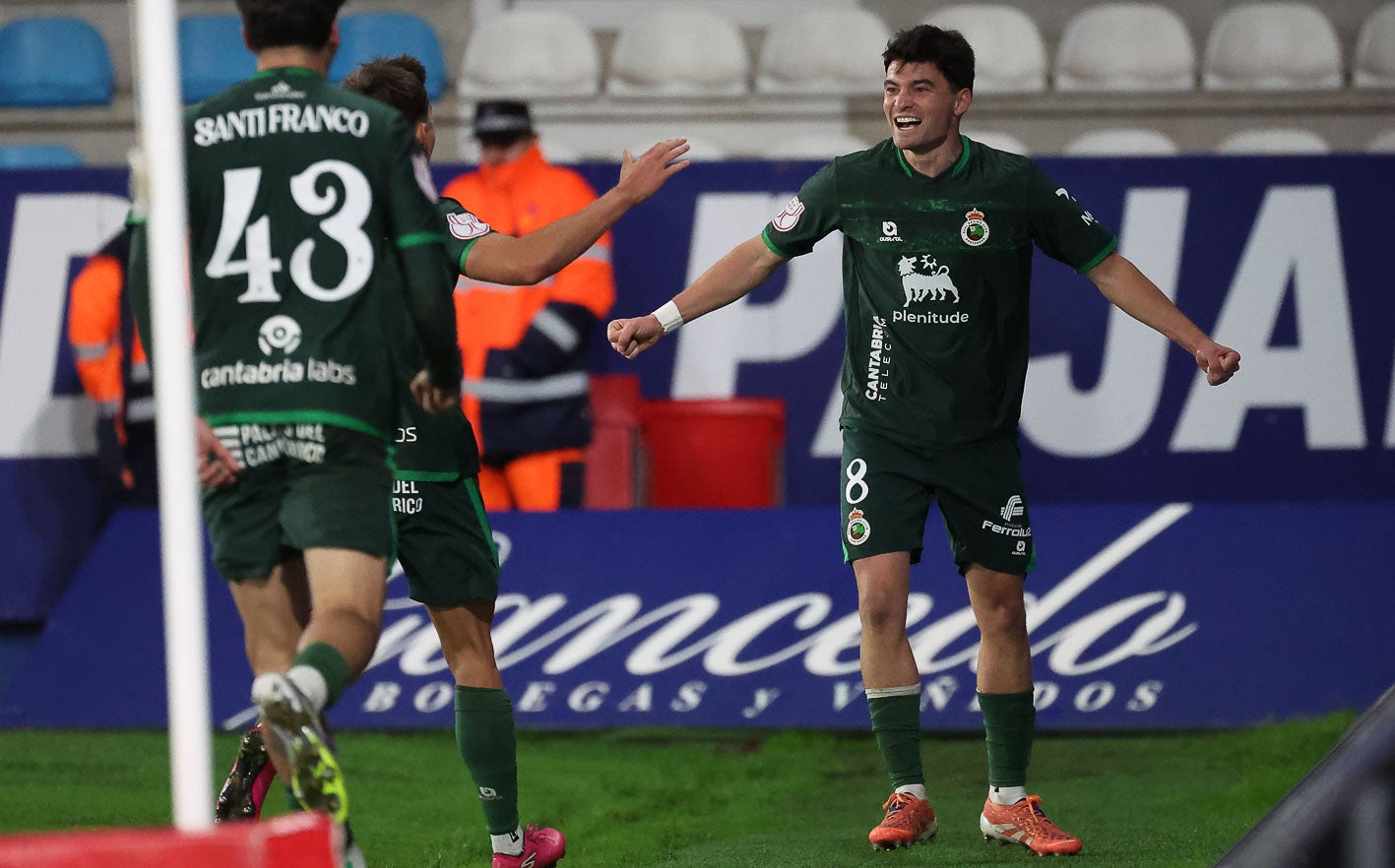 Santi Franco corre hacia Aldasoro para festejar el segundo gol del Racing