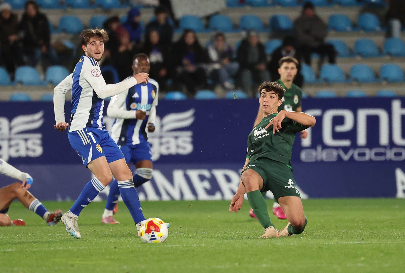 Sergio Martínez intenta llegar al balón ante Mula.