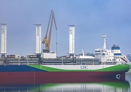 Un buque con velas rígidas de Bound4blue en Astander, en abril de este año.