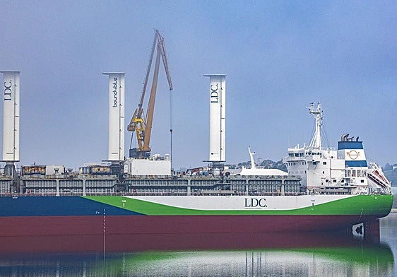 Un buque con velas rígidas de Bound4blue en Astander, en abril de este año.