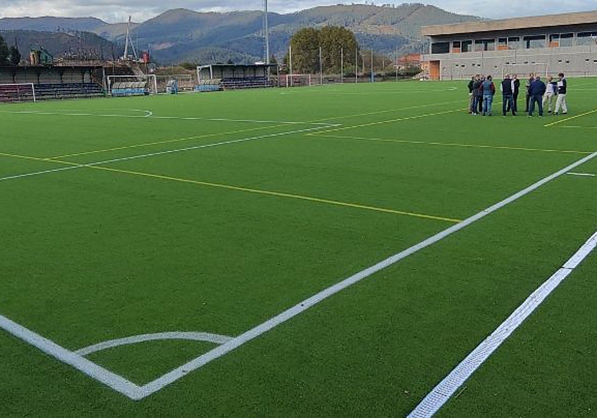 Nuevo campo de fútbol de césped artificial en Los Corrales.