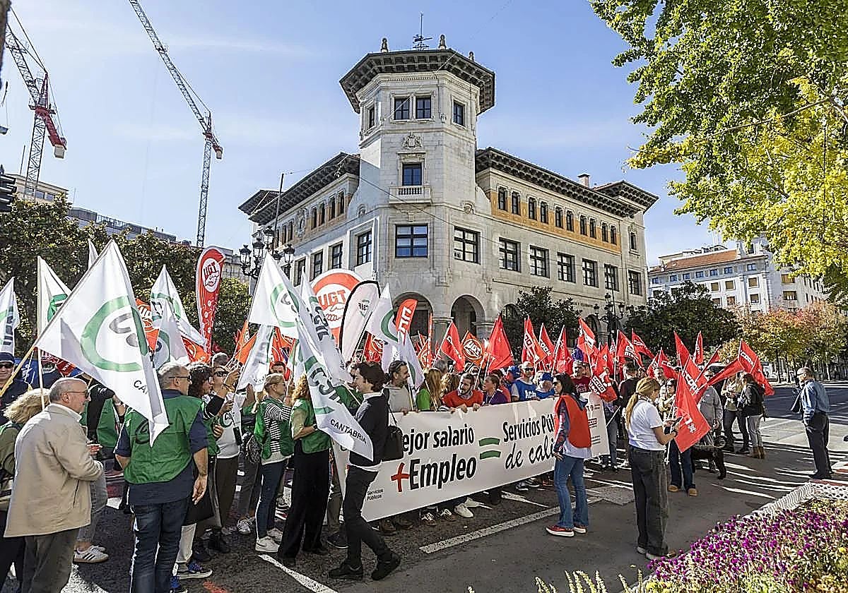 Manifestación de sindicatos para reclamar la subida salarial de los funcionarios el pasado octubre en Santander.