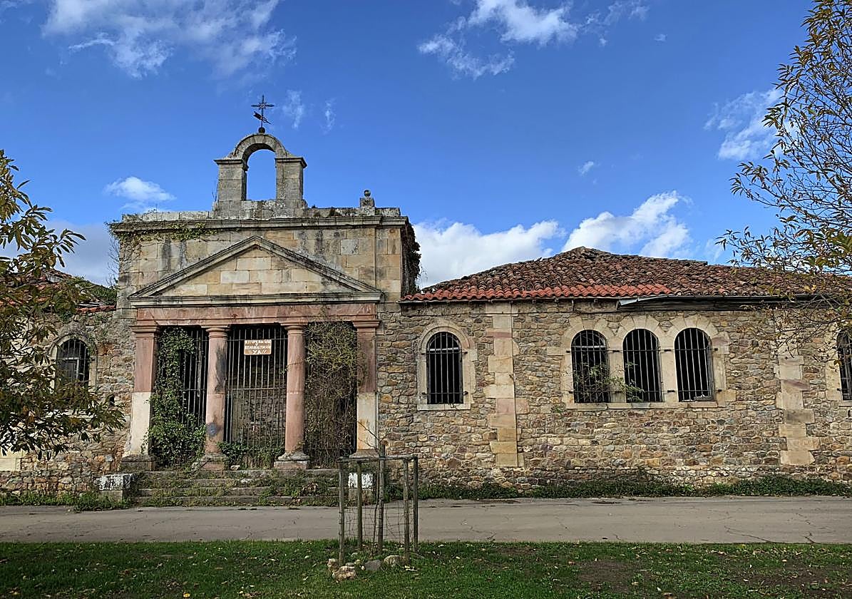 Fachada de las antiguas escuelas de Terán, que se encuentran en estado de ruina.