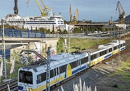 Un tren de la actual línea Santander-Bilbao a su paso por El Astillero.