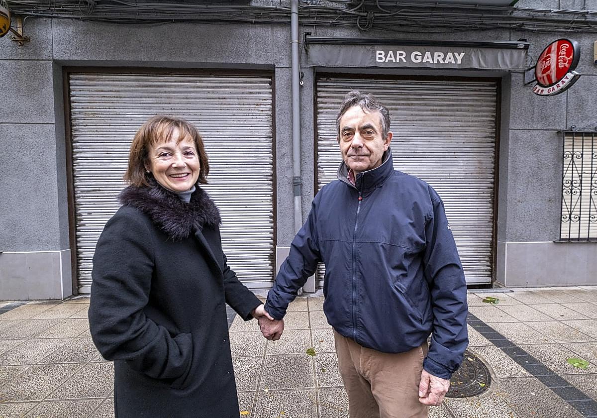 El matrimonio formado por Maruchi Garay y Claudio Ruiz, delante del bar Garay, que han regentado durante casi 41 años.