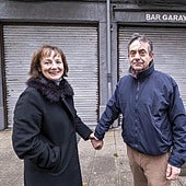 El matrimonio formado por Maruchi Garay y Claudio Ruiz, delante del bar Garay, que han regentado durante casi 41 años.