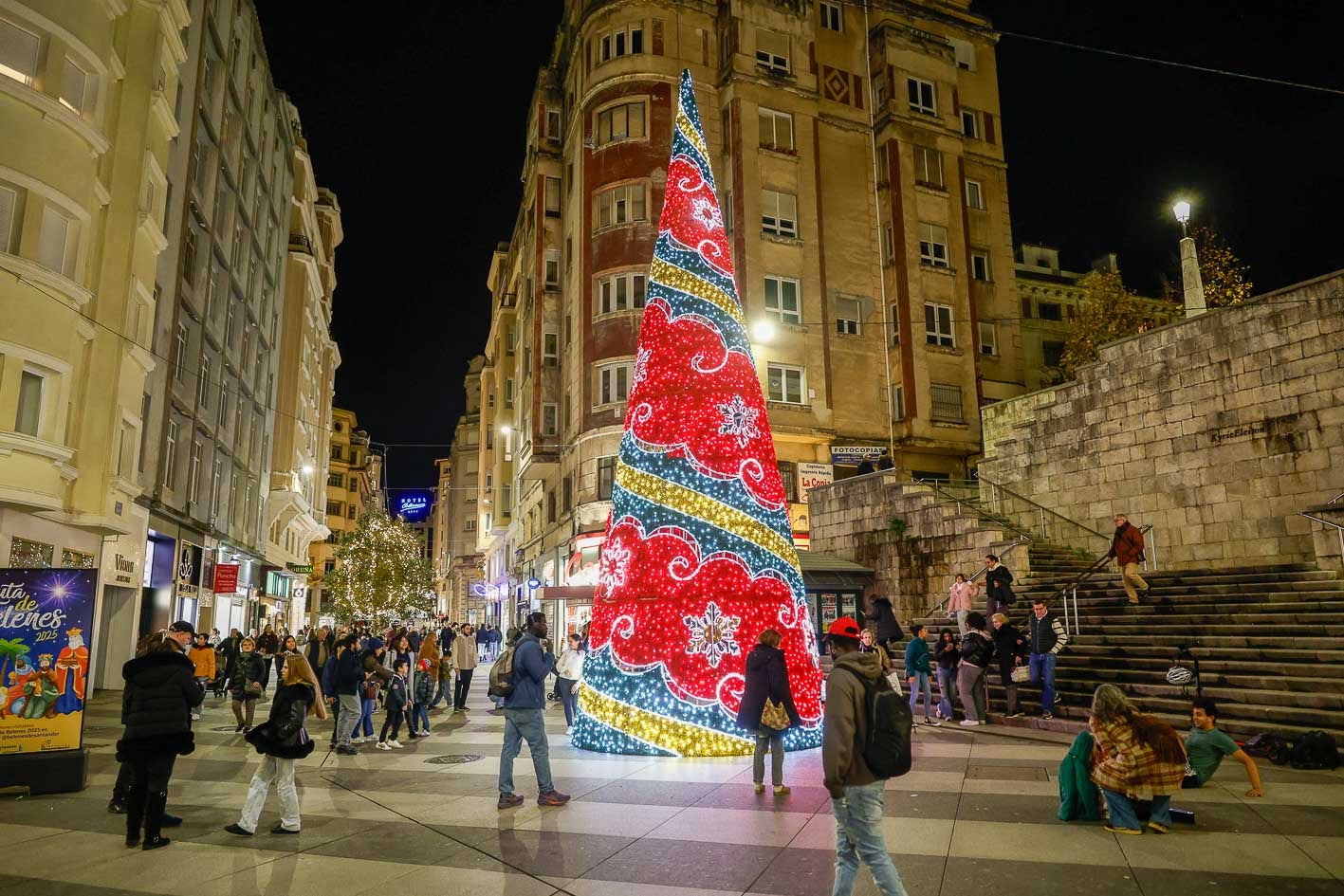 Árbol de Navidad en la calle Lealtad.