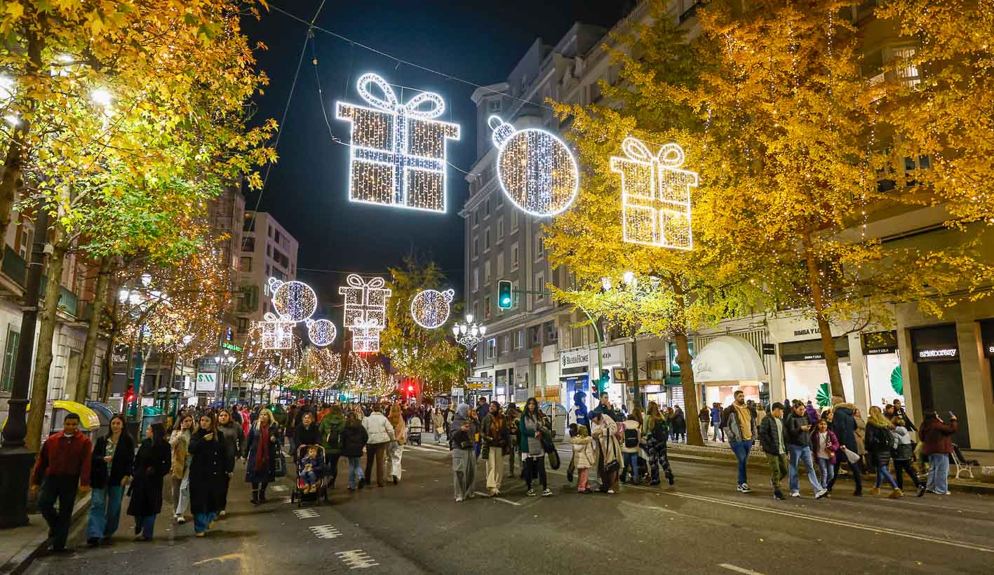 Numerosos santanderinos aprovecharon la tarde para pasear bajo las luces.