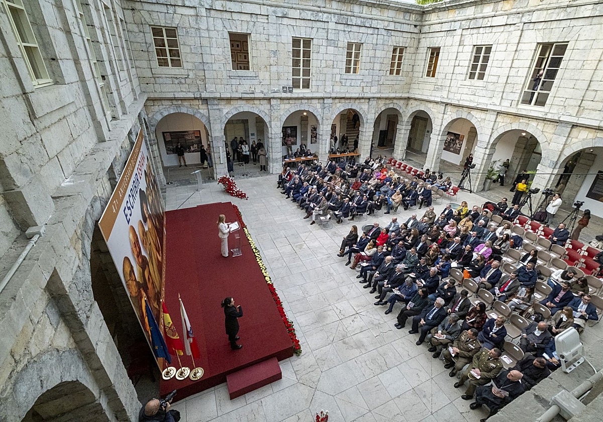 La presidenta del Parlamento de Cantabria, María José González Revuelta, se dirige a los asistentes durante el acto de conmemoración del 47º aniversario de la Constitución Española.