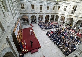 La presidenta del Parlamento de Cantabria, María José González Revuelta, se dirige a los asistentes durante el acto de conmemoración del 47º aniversario de la Constitución Española.