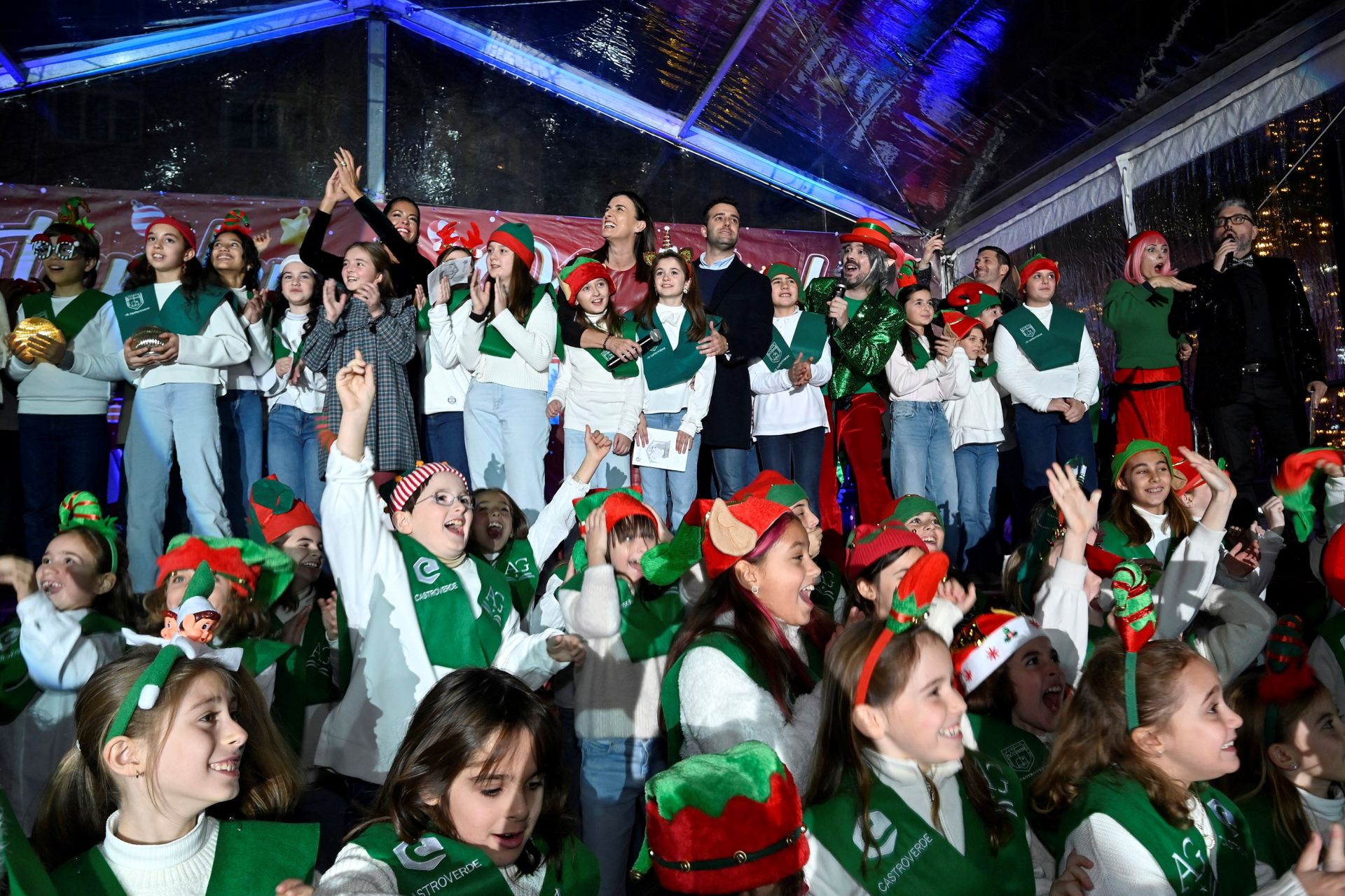La alcaldesa y el concejal Fran Arias junto a los niños.