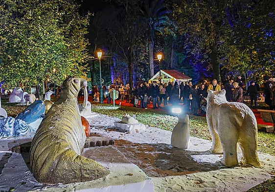 Vecinos observan algunas de las figuras de animales más llamativas del Parque Polar tras su inauguración.
