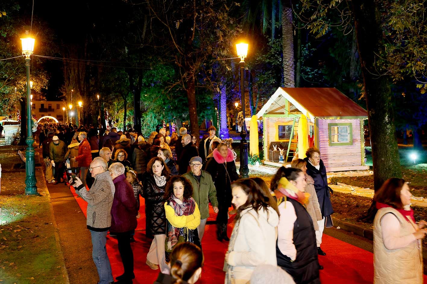 Varias personas caminan por el atractivo navideño.