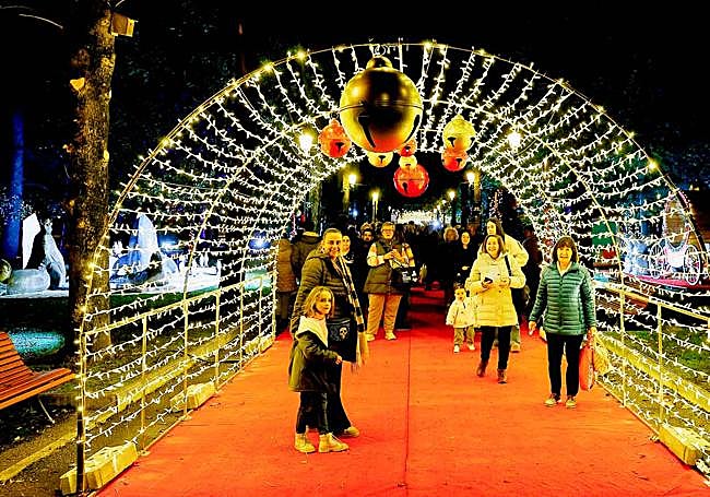 Una familia posa para la foto a la entrada del recinto.