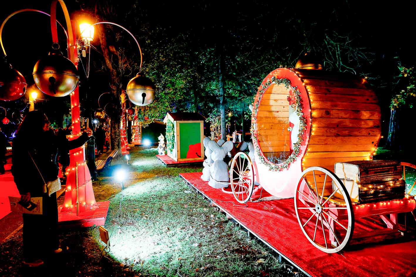 Una visitante fotografía una carroza. 