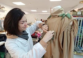 La diseñadora cántabra Trinidad Castillo, en pleno trabajo de creación del traje de Duna.