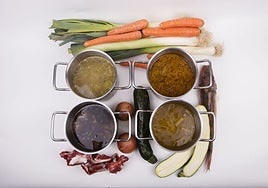 Cazos con diferentes caldos y algunos de los ingredientes empleados.