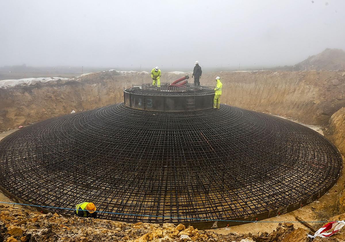 Obreros trabajando en la base de un molino en El Escudo.