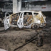 Uno de los coches calcinados en el incendio del martes, en el garaje de la calle José María Cossío, en El Alisal.